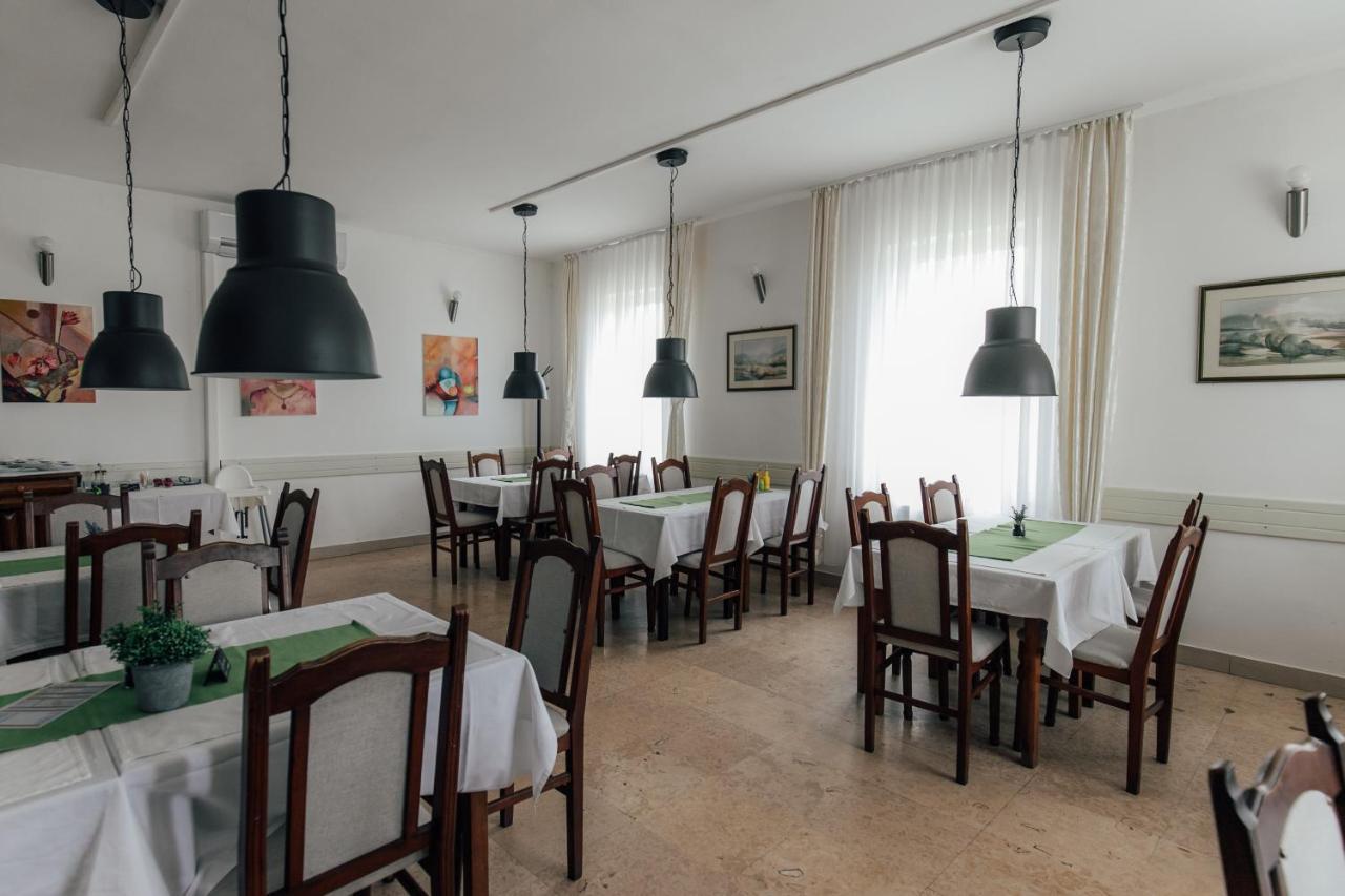 مبيت وإفطار Krnjak Restoran I Sobe Savic المظهر الخارجي الصورة